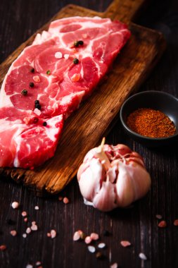 biber ile ahşap bir gemide çiğ et et parçası