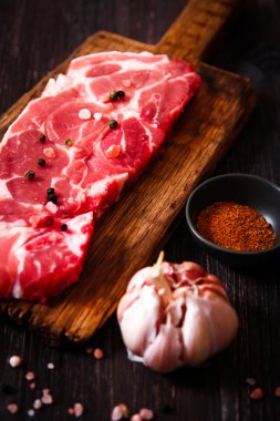 biber ile ahşap bir gemide çiğ et et parçası