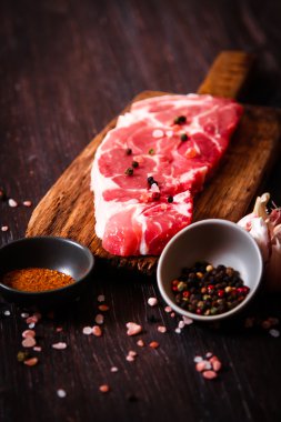 biber ile ahşap bir gemide çiğ et et parçası