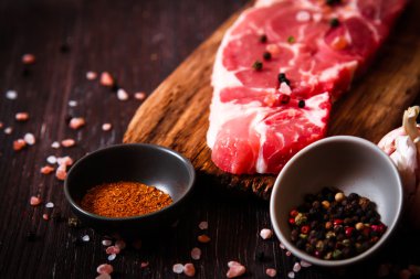 biber ile ahşap bir gemide çiğ et et parçası