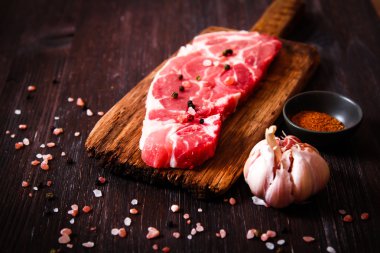 biber ile ahşap bir gemide çiğ et et parçası