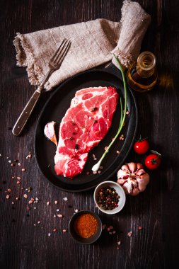 biber ile siyah dökme demir tavada et çiğ et parçası