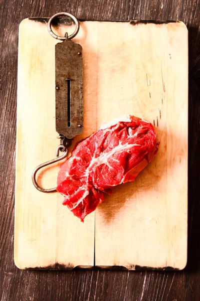 Pedazo de carne cruda con pesos de mano viejos — Foto de Stock