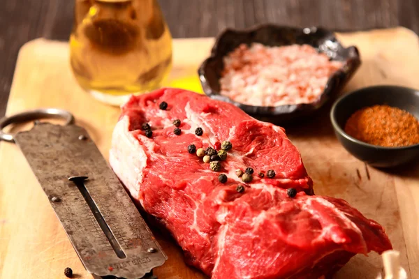 Kawałek surowego mięsa z ciężarkami ręka stary — Zdjęcie stockowe