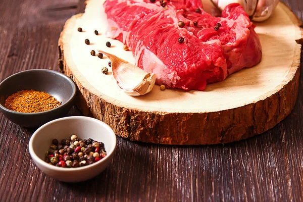 Кусок сырого мяса с травами и оливковым маслом — стоковое фото