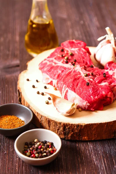 Piece of raw meat with herbs and olive oil — Stock Photo, Image