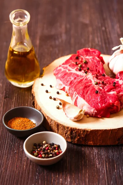 Kawałek surowego mięsa z ziół i oliwy z oliwek — Zdjęcie stockowe