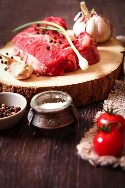 Pedaço de carne crua com ervas e azeite — Fotografia de Stock