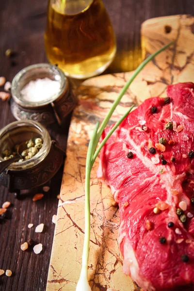 Potongan daging mentah dengan herbal dan minyak zaitun — Stok Foto