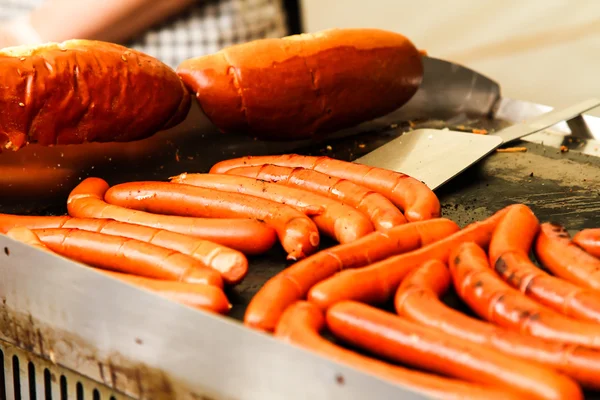 Comida callejera. Cocinar un perrito caliente, comida rápida —  Fotos de Stock