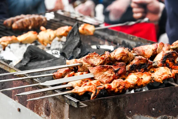 Comida callejera. pinchos de carne en un pincho, comida rápida —  Fotos de Stock