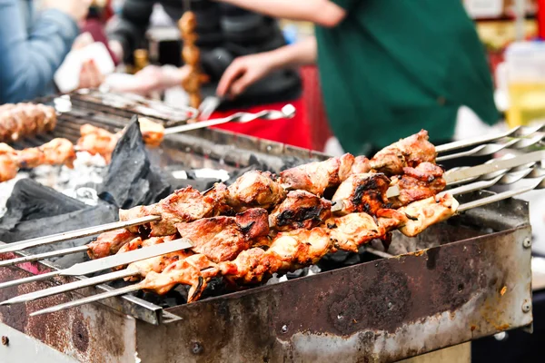 Comida callejera. pinchos de carne en un pincho, comida rápida —  Fotos de Stock