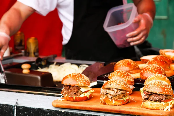 Comida callejera. hamburguesa con ensalada y carne, comida rápida —  Fotos de Stock