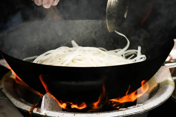 Sokak gıda. "Wok" un tavuk ve karides kızarmış erişte — Stok fotoğraf