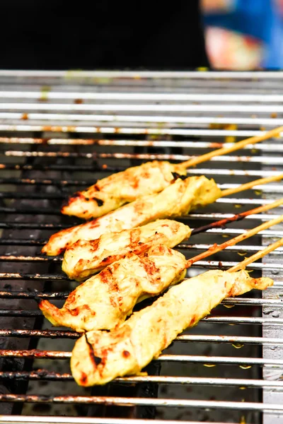 Nourriture de rue. brochettes de viande sur une brochette, fast food — Photo