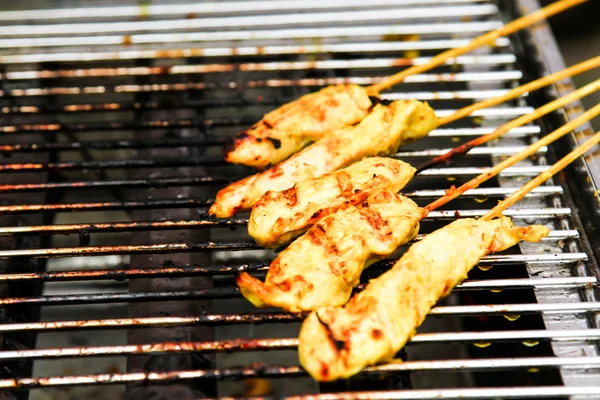 Nourriture de rue. brochettes de viande sur une brochette, fast food — Photo