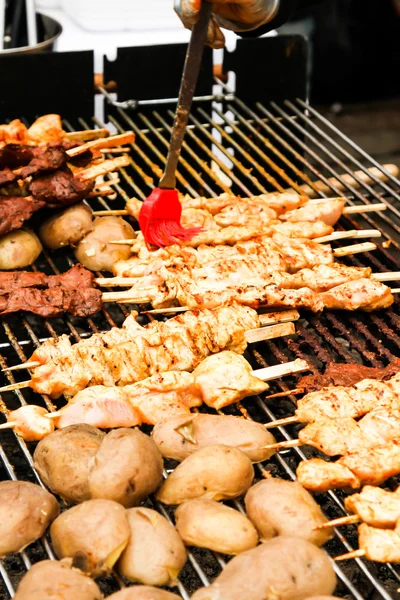 Nourriture de rue. brochettes de viande sur une brochette, fast food — Photo