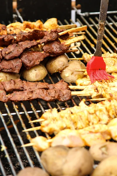 Comida callejera. pinchos de carne en un pincho, comida rápida —  Fotos de Stock