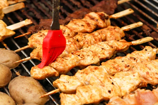 Nourriture de rue. brochettes de viande sur une brochette, fast food — Photo