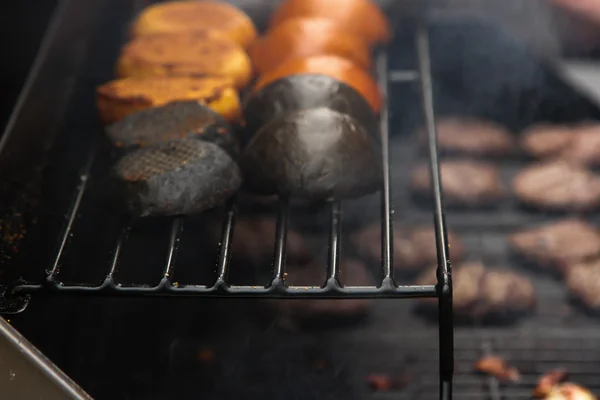 Streetfood. Burger mit Salat und Fleisch, Fast Food — Stockfoto