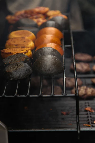 Comida de rua. hambúrguer com salada e carne, fast food — Fotografia de Stock