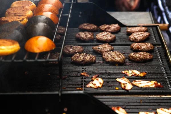 Comida callejera. hamburguesa con ensalada y carne, comida rápida —  Fotos de Stock