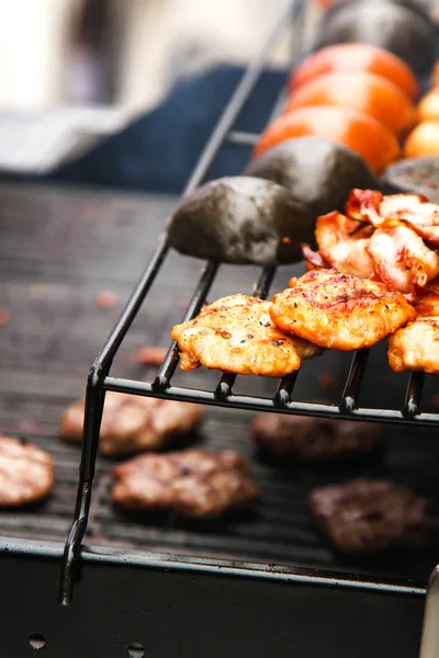 Gata mat. burgare med sallad och kött, snabbmat — Stockfoto