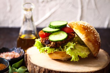 çörek susam bira ile ev yapımı sebzeli burgeri.