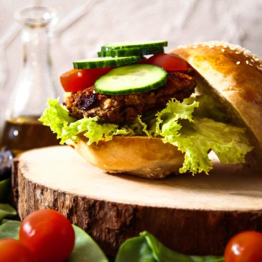 çörek susam bira ile ev yapımı sebzeli burgeri.