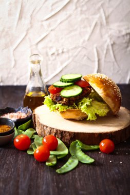 çörek susam bira ile ev yapımı sebzeli burgeri.