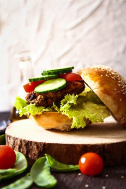 çörek susam bira ile ev yapımı sebzeli burgeri.