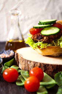 çörek susam bira ile ev yapımı sebzeli burgeri.