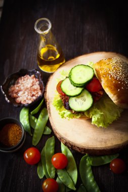 çörek susam bira ile ev yapımı sebzeli burgeri.