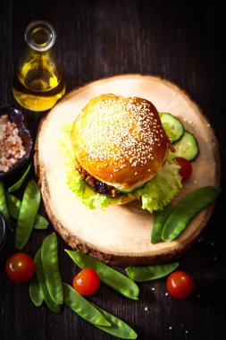 çörek susam bira ile ev yapımı sebzeli burgeri.