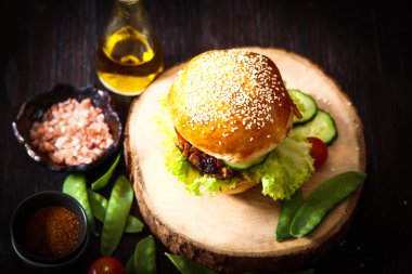 çörek susam bira ile ev yapımı sebzeli burgeri.