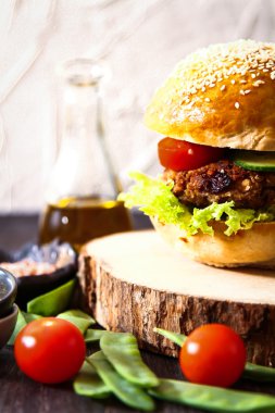 çörek susam bira ile ev yapımı sebzeli burgeri.