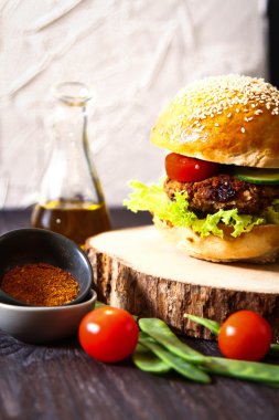 çörek susam bira ile ev yapımı sebzeli burgeri.