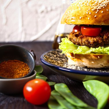 çörek susam bira ile ev yapımı sebzeli burgeri.