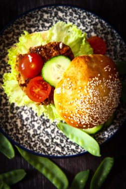 çörek susam bira ile ev yapımı sebzeli burgeri.