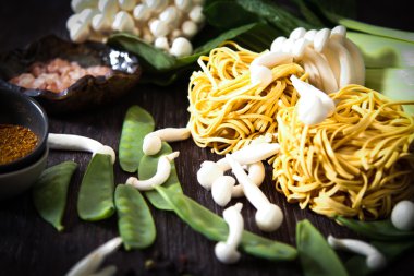 Japon yemekleri tarzı. Udon erişte shimeji mantar ile.