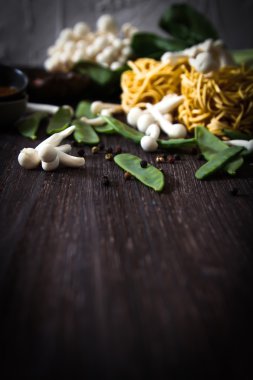 Japon yemekleri tarzı. Udon erişte shimeji mantar ile.