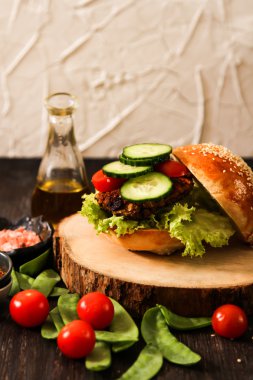 çörek susam bira ile ev yapımı sebzeli burgeri.