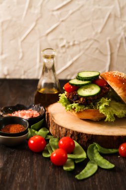 çörek susam bira ile ev yapımı sebzeli burgeri.