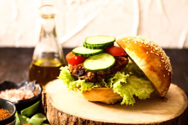 çörek susam bira ile ev yapımı sebzeli burgeri.