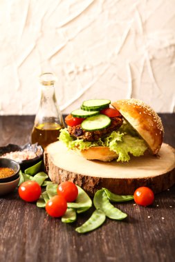 çörek susam bira ile ev yapımı sebzeli burgeri.