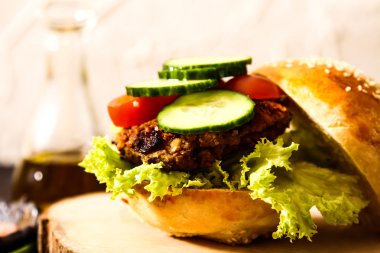 çörek susam bira ile ev yapımı sebzeli burgeri.