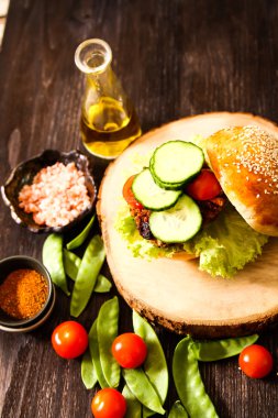çörek susam bira ile ev yapımı sebzeli burgeri.