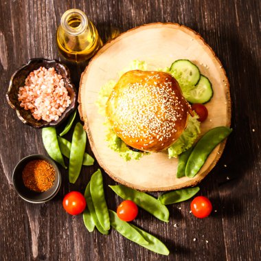 çörek susam bira ile ev yapımı sebzeli burgeri.