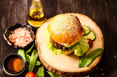 çörek susam bira ile ev yapımı sebzeli burgeri.