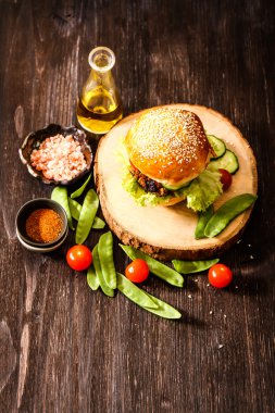 çörek susam bira ile ev yapımı sebzeli burgeri.